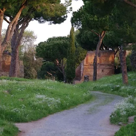 Loft con giardino in zona Appia Antica-3